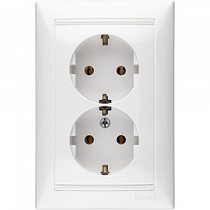 Розетка двухместная Valena скрытой установки с заземлением без шторок 16А в сборе белый 774400 Legra