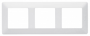 Рамка для розеток и выключателей Valena LIFE 3 поста универсальная белый 754003 Legrand